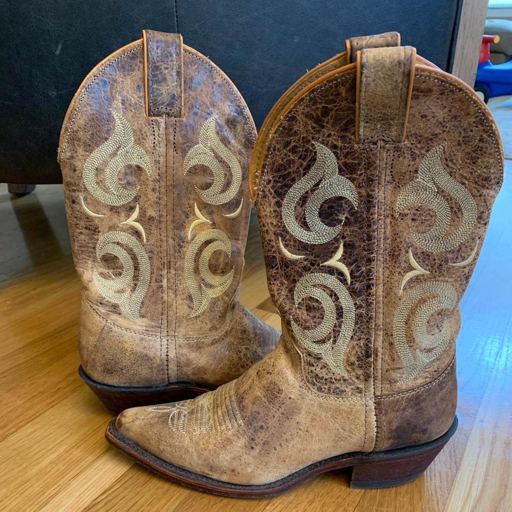 Beautiful Justin boots. Worn only a couple of times. Size 7 tan and brown